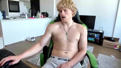 Snapshot of thatbl0ndeboyx chatting on 7, 2, 2026 liammlust online show from 7, 2, 2026