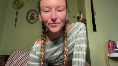 Snapshot of thefoxglovefairy chatting on 15, 10, 2025 Fae online show from 15, 10, 2025