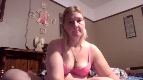 Snapshot of thickblonde_92 chatting on 8, 10, 2025 thickblonde_92 online show from 8, 10, 2025