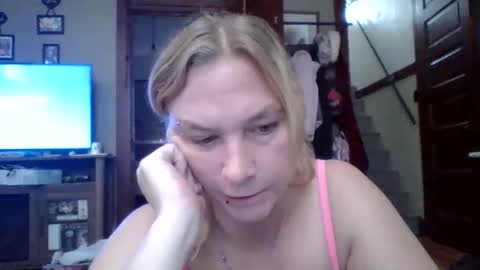 Snapshot of thickblonde_92 chatting on 6, 11, 2025 thickblonde_92 online show from 6, 11, 2025