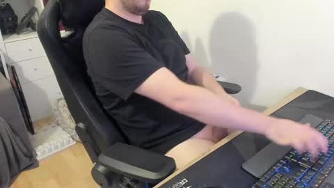 Snapshot of thommy2008 chatting on 12, 11, 2025 thommy2008 online show from 12, 11, 2025