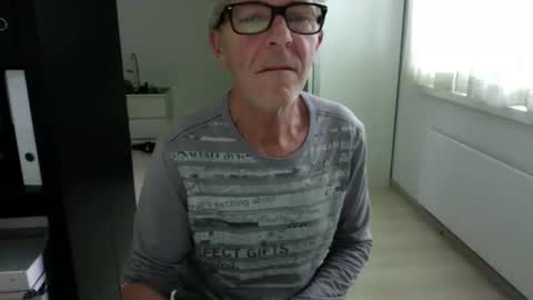 Snapshot of tiburzio chatting on 11, 9, 2025 tiburzio online show from 11, 9, 2025