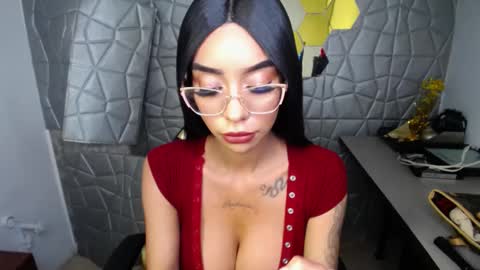 Snapshot of tiffany_1m chatting on 5, 3, 2025 tiffany_1m online show from 5, 3, 2025