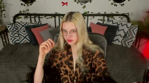 tiffanypeach online show from 26, 3, 2026