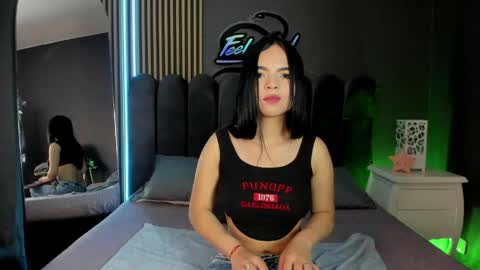 Snapshot of tiiny_fg chatting on 1, 6, 2026 tiiny_fg online show from 1, 6, 2026