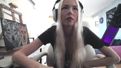 stage Kylie Sinner  brand CLITBAIT online show from 9, 11, 2025