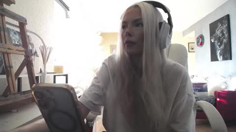 stage Kylie Sinner  brand CLITBAIT online show from 5, 12, 2025