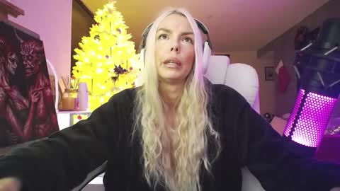 stage Kylie Sinner  brand CLITBAIT online show from 16, 12, 2025