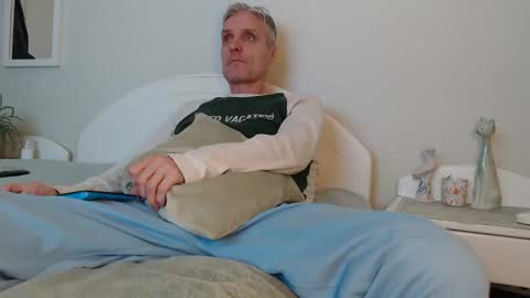 Daniel Bisexual uncut 20cm online show from 26, 1, 2025