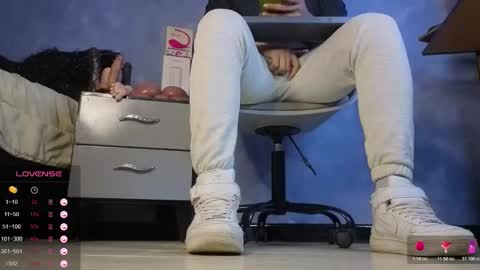 Snapshot of tom_brown12 chatting on 25, 2, 2026 Tom online show from 25, 2, 2026