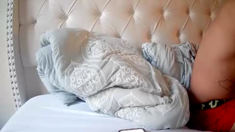 Snapshot of toomuchsmoke chatting on 2, 11, 2025 toomuchsmoke online show from 2, 11, 2025