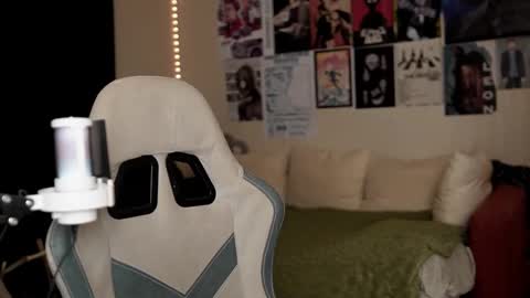 Snapshot of traharaaa chatting on 5, 2, 2026 Ariana and Erik online show from 5, 2, 2026