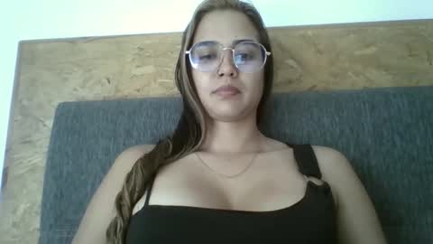 Snapshot of triana_bell chatting on 16, 12, 2025 triana_bell online show from 16, 12, 2025