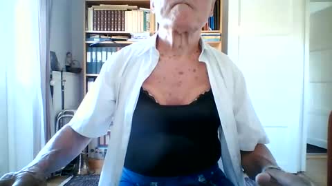 Snapshot of tubaist chatting on 21, 6, 2026 FINN but call me NANNA online show from 21, 6, 2026