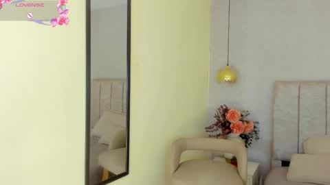 Snapshot of tutu_milf chatting on 4, 6, 2026 Tutu online show from 4, 6, 2026