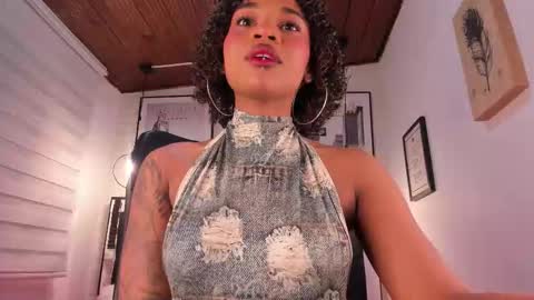Snapshot of tylla_ chatting on 10, 9, 2025 online show from 10, 9, 2025