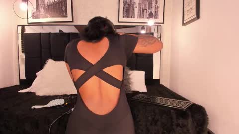 Snapshot of tylla_ chatting on 27, 9, 2025 online show from 27, 9, 2025