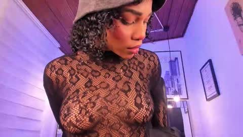 Snapshot of tylla_ chatting on 6, 10, 2025 online show from 6, 10, 2025