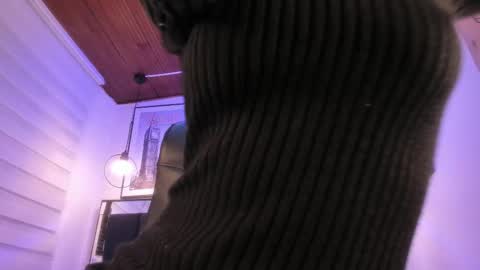 Snapshot of tylla_ chatting on 7, 10, 2025 online show from 7, 10, 2025