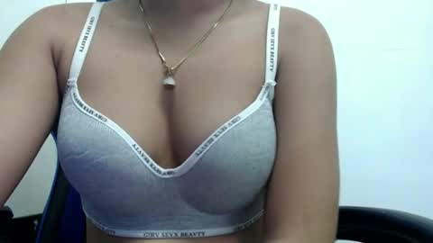 ur_small_girl online show from 13, 10, 2025