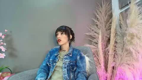 Snapshot of vaiolett_smith chatting on 4, 2, 2026 V A I O L E T T S M I T H online show from 4, 2, 2026