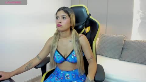 Snapshot of valen_martinez_ chatting on 8, 4, 2026 V A L E N online show from 8, 4, 2026