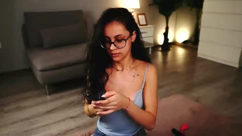 Snapshot of valexielux chatting on 24, 6, 2026 Vale online show from 24, 6, 2026