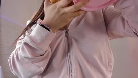 Vallolet Peach  online show from 8, 1, 2025