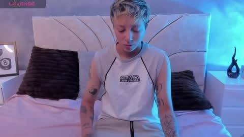Snapshot of vane_grey chatting on 8, 6, 2026 vane_grey online show from 8, 6, 2026