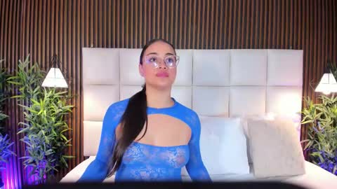 V A N N E S A   online show from 5, 12, 2025