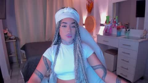 Snapshot of vayolett_bass chatting on 1, 2, 2026 Vayolett Bass online show from 1, 2, 2026