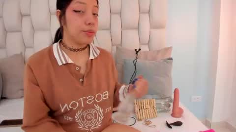 Snapshot of vayra_moon chatting on 24, 7, 2026 Vayra Moon online show from 24, 7, 2026