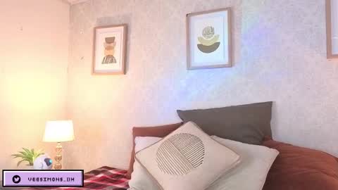 Vee Simons online show from 17, 12, 2025