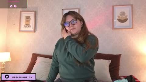 Vee Simons online show from 20, 12, 2025