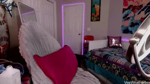 Snapshot of veeweatherbee chatting on 26, 11, 2025 Violet Weatherbee online show from 26, 11, 2025