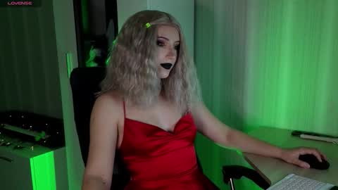 Snapshot of velvet_siren chatting on 29, 10, 2025 Violet online show from 29, 10, 2025