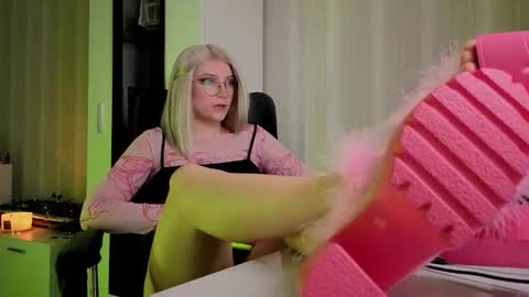 Snapshot of velvet_siren chatting on 2, 3, 2026 Violet online show from 2, 3, 2026