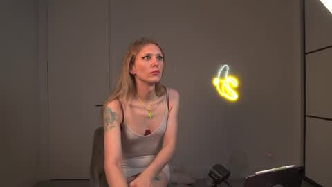 VelvetTGirl online show from 4, 4, 2026