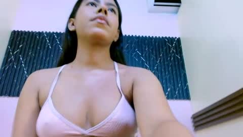 Snapshot of veronicarobles chatting on 2, 6, 2026 Veronica Robles online show from 2, 6, 2026