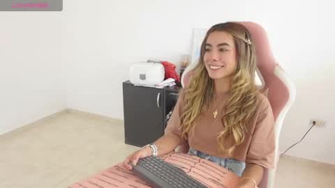 Sofa  online show from 18, 4, 2026