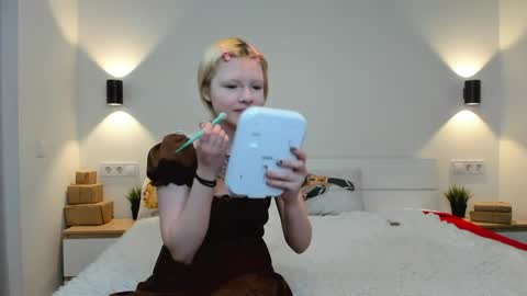 Snapshot of vickeyobst chatting on 8, 4, 2026 EliQueen online show from 8, 4, 2026