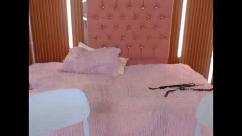 Snapshot of vicky_wel chatting on 4, 6, 2026 Victoria y Danniela online show from 4, 6, 2026