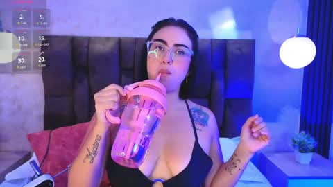 Snapshot of victoriaandrade chatting on 28, 4, 2026 Victoria Andrade online show from 28, 4, 2026