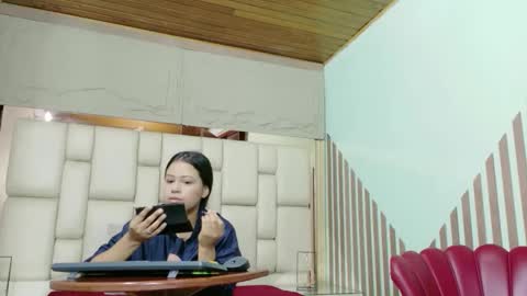 vikiTomson online show from 2, 2, 2026