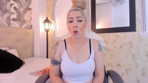 Snapshot of viktoria_davis_ chatting on 5, 1, 2025 Viktoria online show from 5, 1, 2025