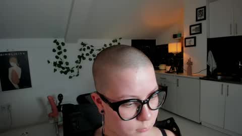 Snapshot of villyvici chatting on 19, 4, 2026 Villy online show from 19, 4, 2026