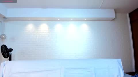 Violett  Everyday From 0530 to 1430 Col Time online show from 26, 9, 2025