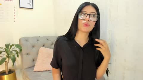 Snapshot of violet_rose_8 chatting on 27, 5, 2026 Violet online show from 27, 5, 2026