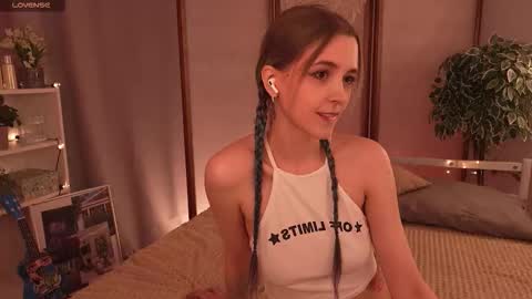 Snapshot of violettessa chatting on 15, 9, 2025 violettessa online show from 15, 9, 2025