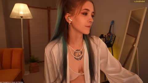 Snapshot of violettessa chatting on 15, 10, 2025 violettessa online show from 15, 10, 2025